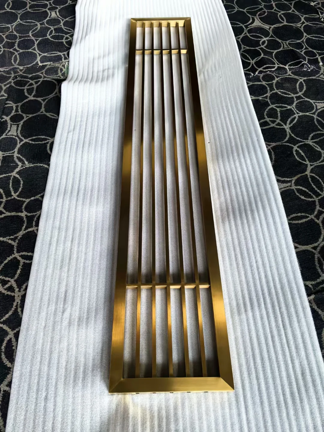 Minimalist stainless steel screen with a linear design 2