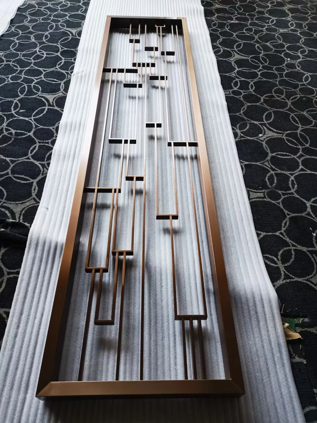 Minimalist stainless steel screen with a linear design 4