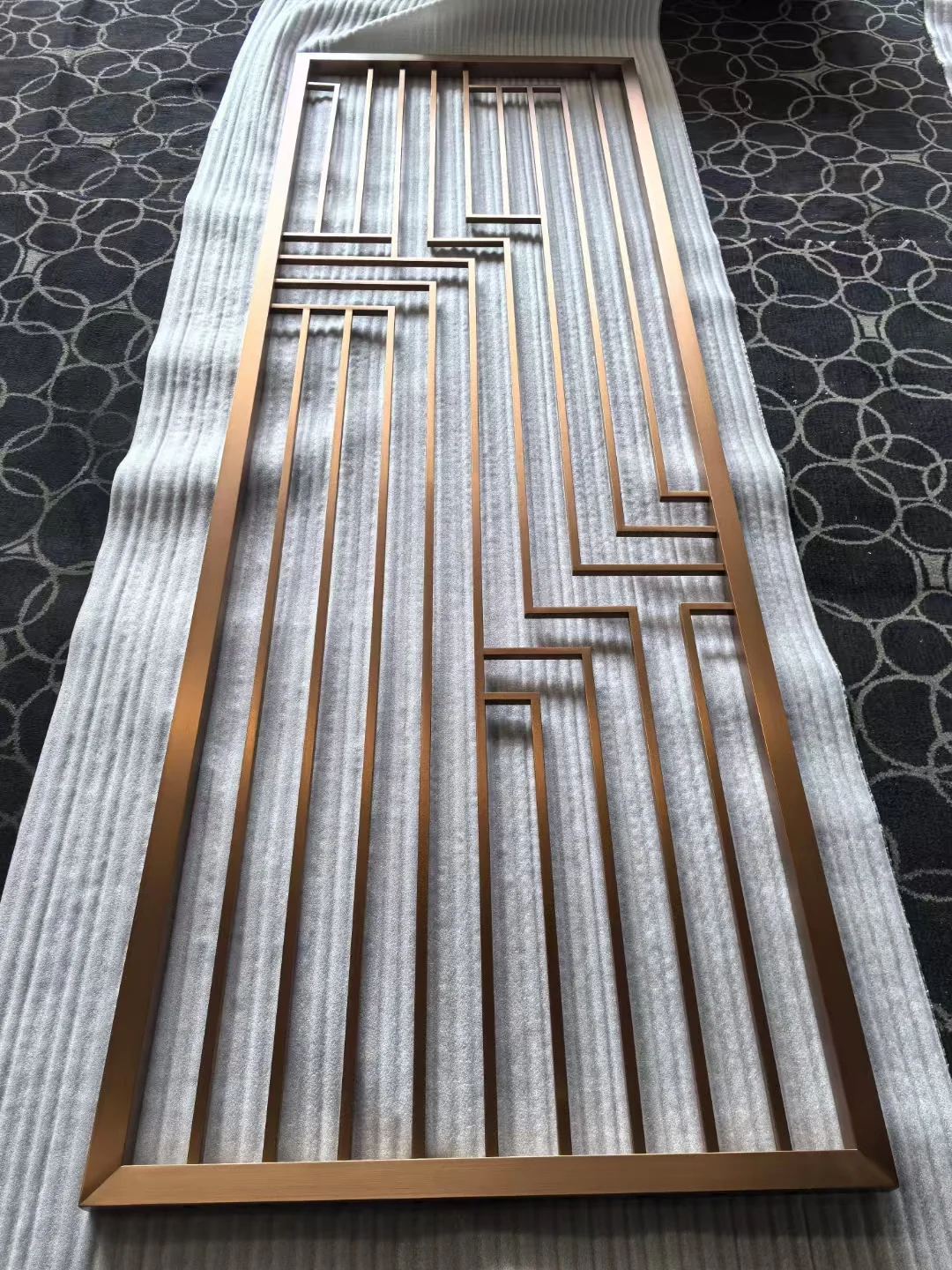 Minimalist stainless steel screen with a linear design 5