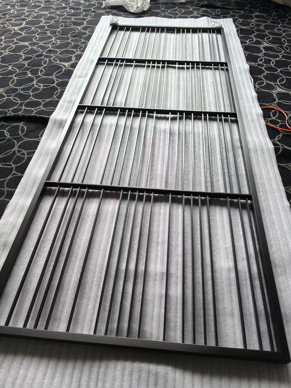 Minimalist stainless steel screen with a linear design 8