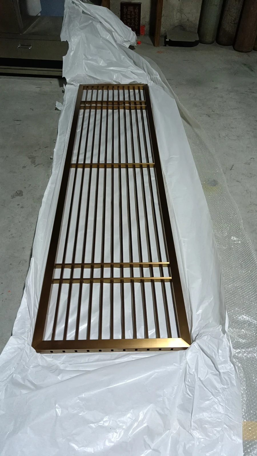 Minimalist stainless steel screen with a linear design 9