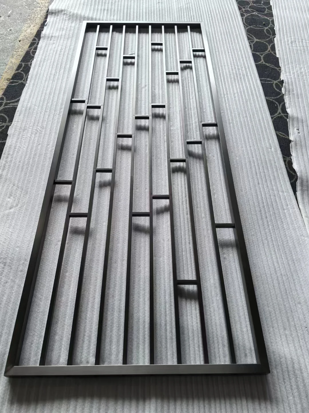 Minimalist stainless steel screen with a linear design 11