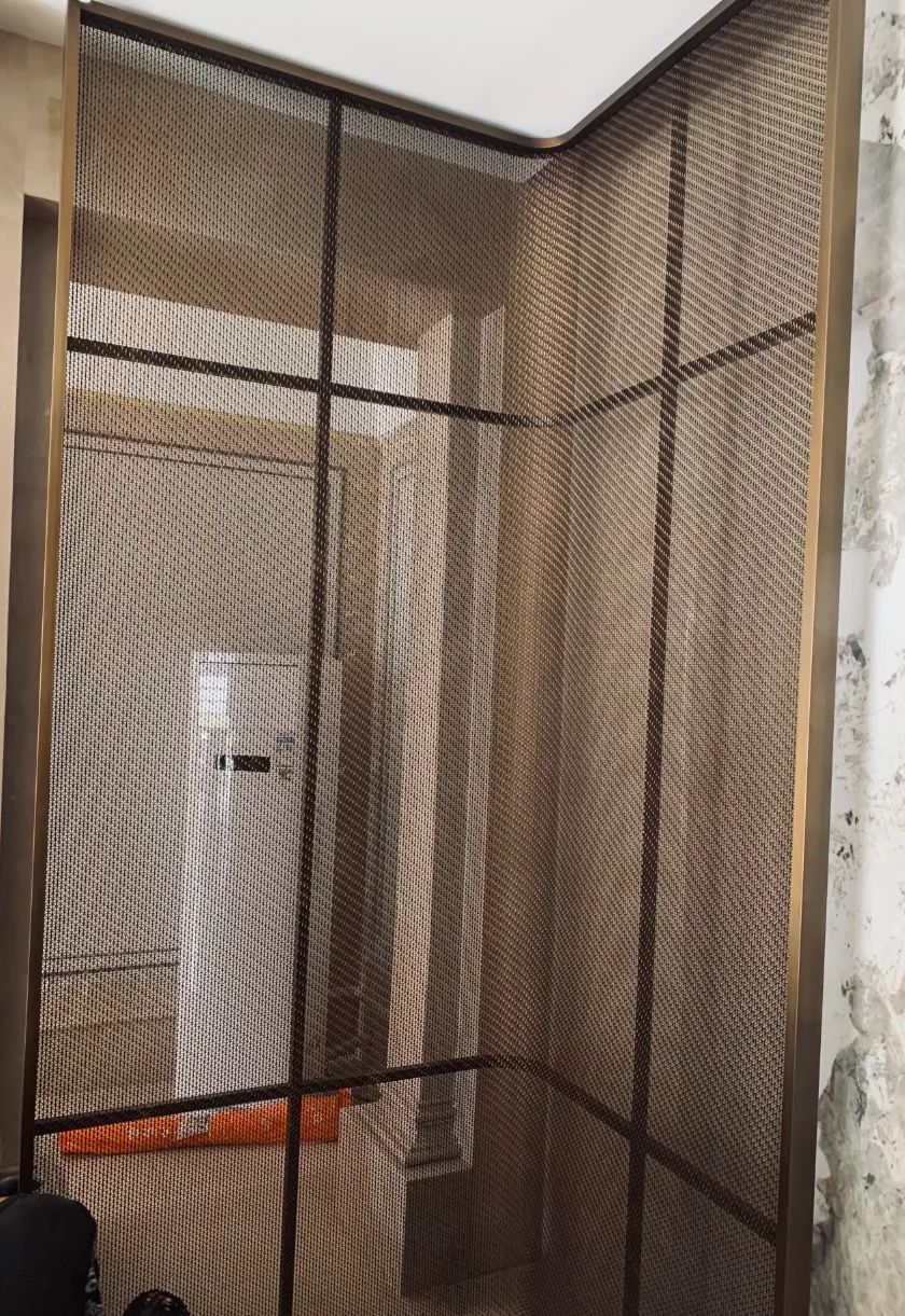 Stainless steel mesh screen for an interior partition 2
